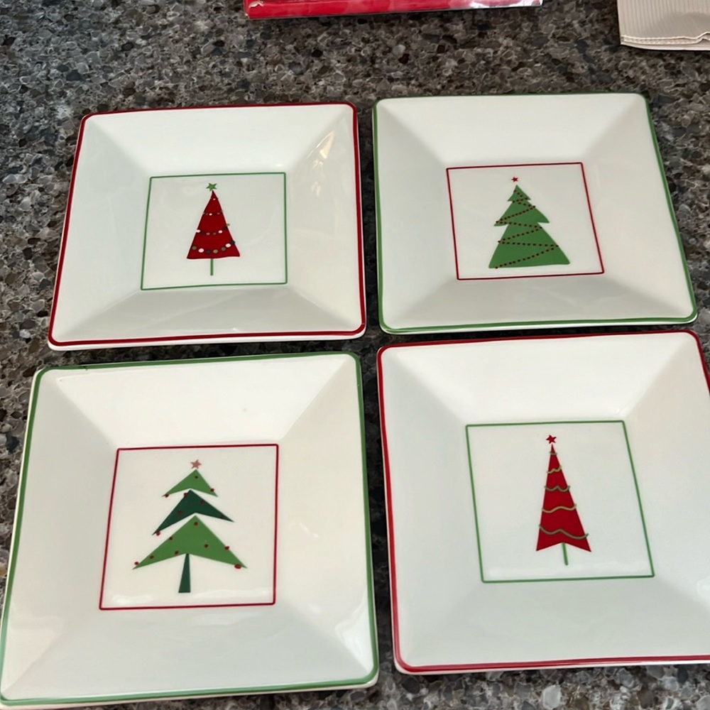 NWOT set of 4 Crate and Barrel Christmas dessert plates